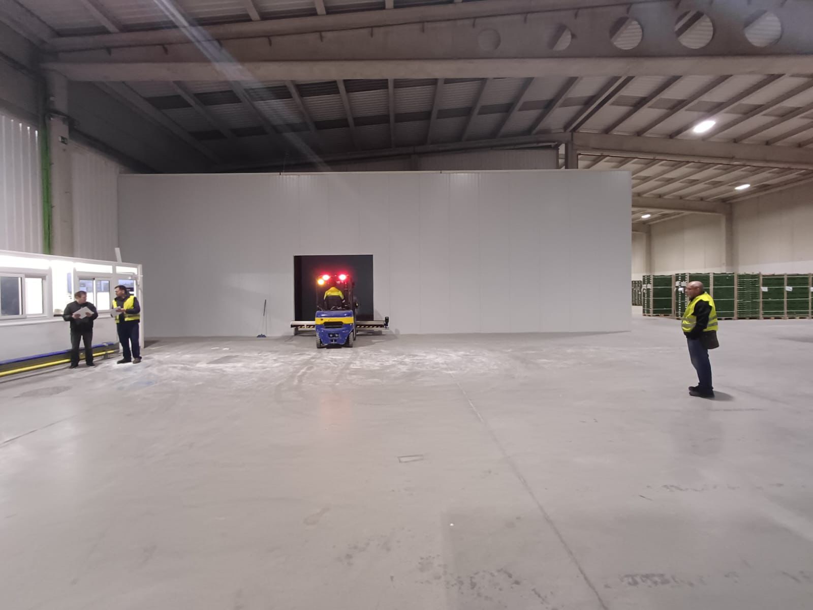 Cámara frigorífica industrial con panel frigorífico de alto aislamiento