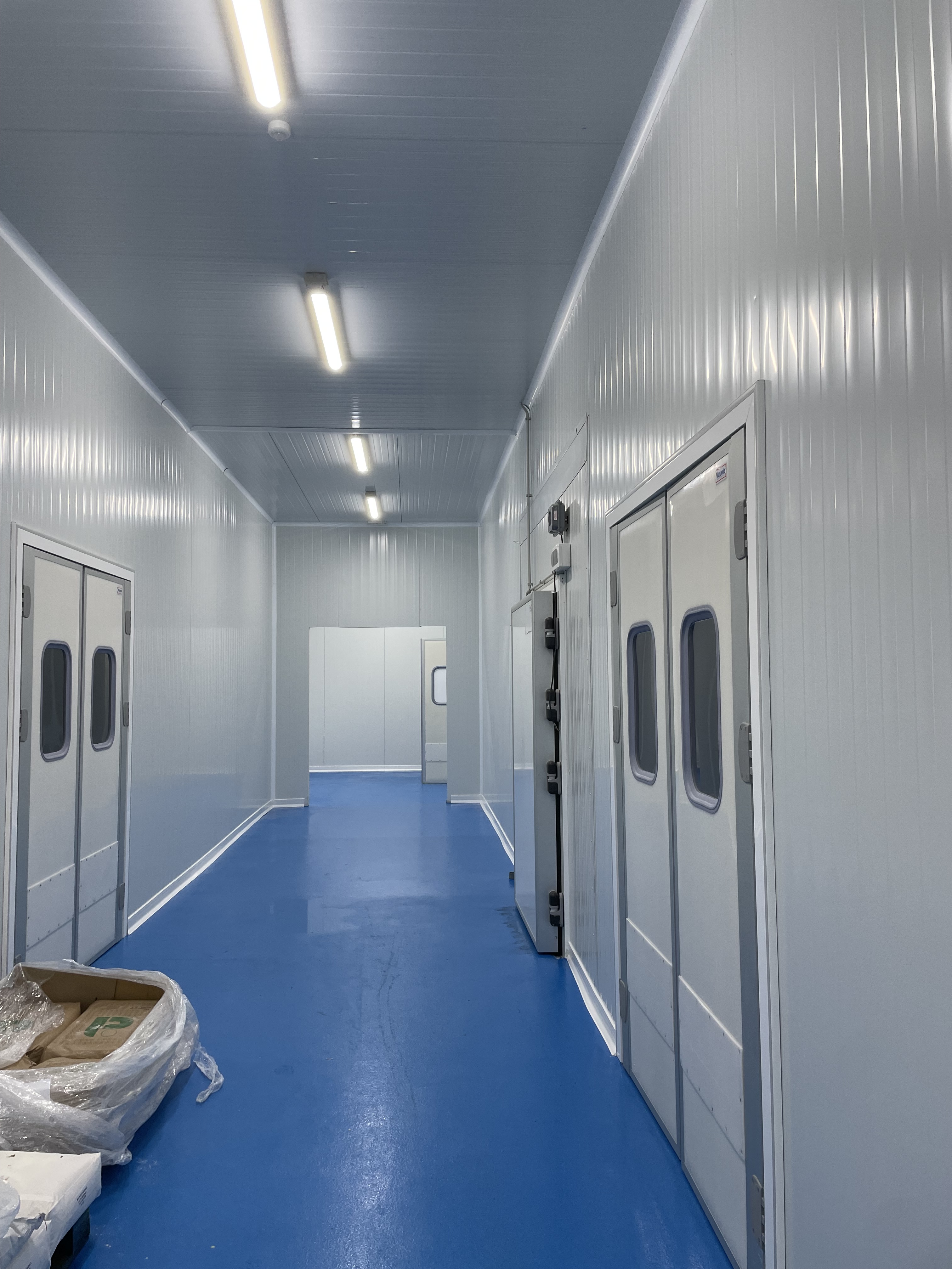 Interior de cámara frigorífica industrial instalada por SurpanelCold en Sevilla